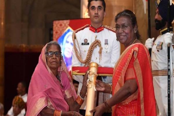 President Murmu confers Padma Shri award on Baiga painter Jodhaiya Bai